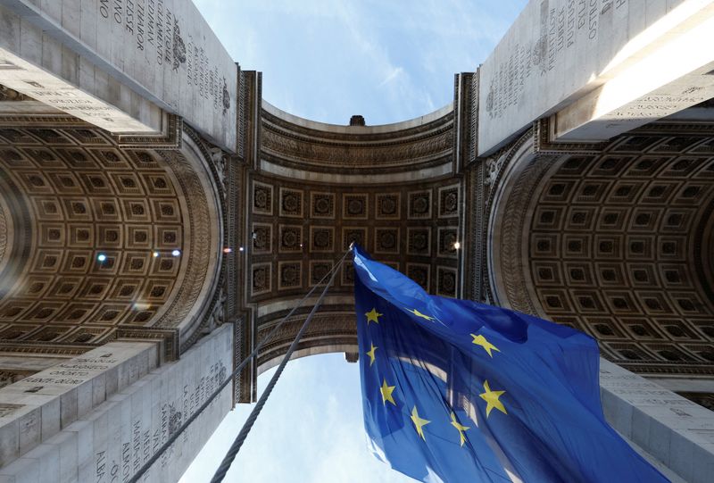 &copy; Reuters. Le drapeau européen flotte sous l'Arc de Triomphe. /Photo prise le 1er janvier 2024/REUTERS/Christian Hartmann