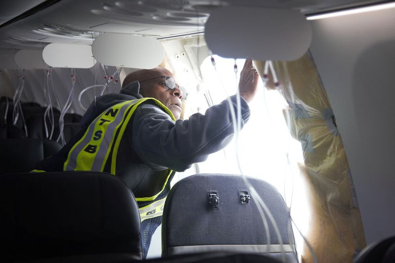 &copy; Reuters. El investigador a cargo de la Junta Nacional de Seguridad en el Transporte (NTSB), John Lovell, examina la zona del tapón del fuselaje del Boeing 737-9 MAX del vuelo 1282 de Alaska Airlines, que se vio obligado a realizar un aterrizaje de emergencia con 