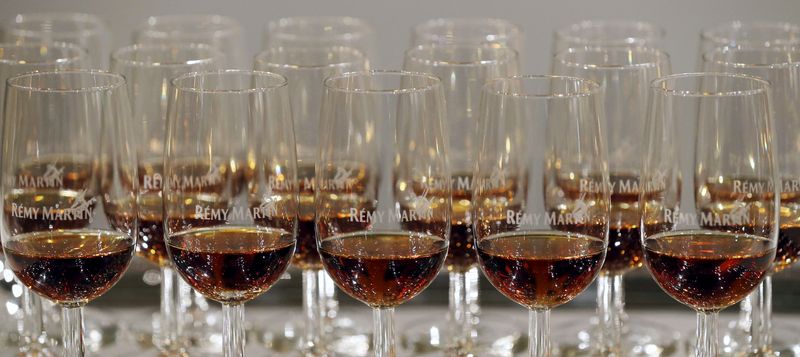 &copy; Reuters. Des verres de cognac sont exposés au siège de Remy Martin à Cognac, dans le sud-ouest de la France, le 6 novembre 2015. /Photo prise le 6 novembre 2015/REUTERS/Régis Duvignau