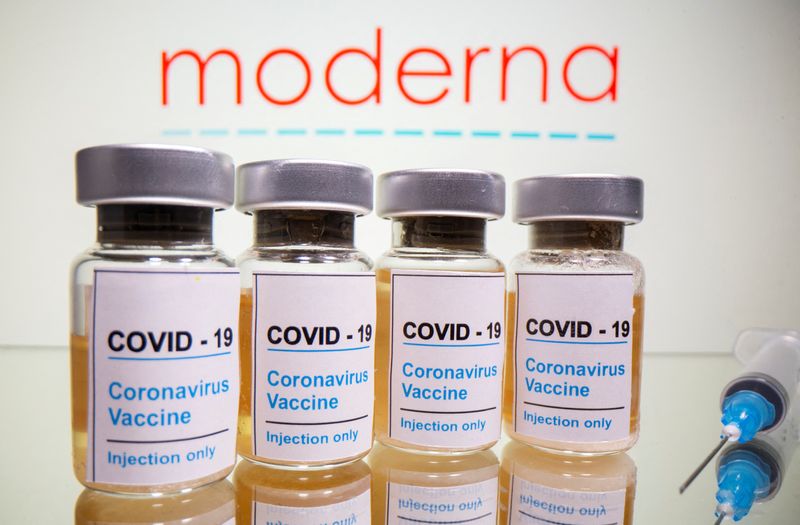 &copy; Reuters. Flacons avec un autocollant indiquant "COVID-19 / Vaccin contre le coronavirus / Injection uniquement" et une seringue médicale devant le logo de Moderna. / Photo d'illustration prise le 31 octobre 2020/REUTERS/Dado Ruvic