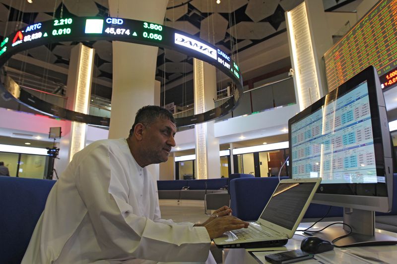&copy; Reuters. مستثمر يتابع بيانات عن المؤشرات في في بورصة دبي بصورة من أرشيف رويترز.