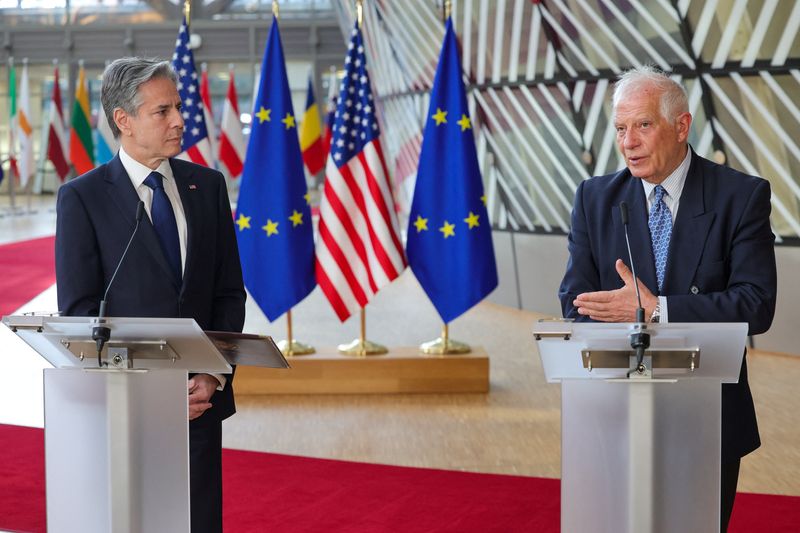 &copy; Reuters. وزير الخارجية الأمريكي أنتوني بلينكن ومسؤول السياسة الخارجية بالاتحاد الأوروبي جوزيب بوريل خلال اجتماع في بروكسل ببلجيكا بتاريخ الرابع من