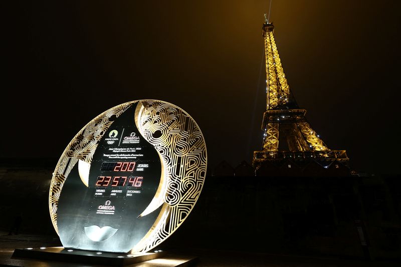 &copy; Reuters. مئتي يوم على انطلاق أولمبياد باريس 2024 كما يظهر على ساعة العد التنازلي في صورة التقطت قرب برج إيفل في باريس يوم الأحد. تصوير: ستيفاني لوكوك - ر