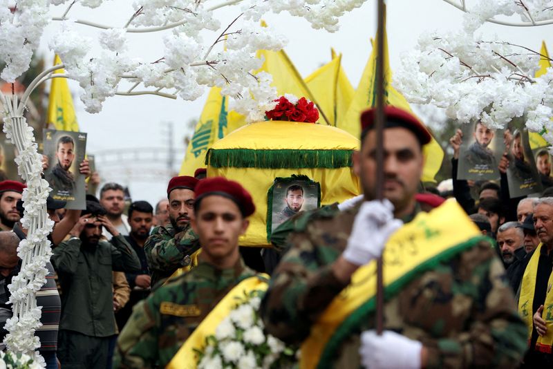 &copy; Reuters. Membri di Hezbollah portano la bara del membro di Hezbollah Jaafar Serhan, ucciso mentre era impegnato in Siria con Hezbollah, durante il suo funerale a Mashghara, in Libano, il 13 novembre 2023. REUTERS/Aziz Taher/Foto d'archivio