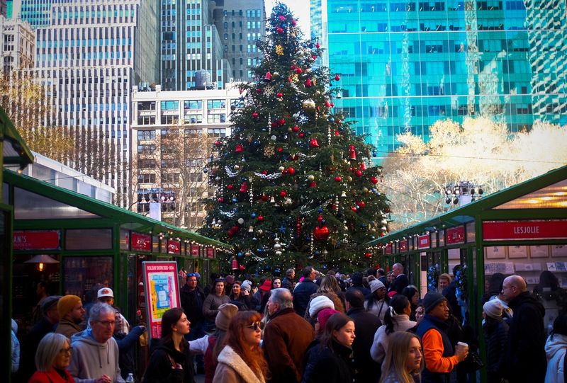 &copy; Reuters. FILE PHOTO: Holiday shoppers pack the seasonal Bryant Park Winter Village beneath a large Christmas tree in midtown Manhattan, in New York City, U.S., December 15, 2023. REUTERS/Mike Segar/File Photo