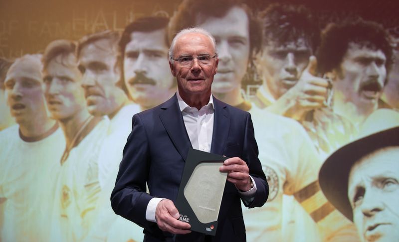 &copy; Reuters. Foto de archivo de Franz Beckenbauer posando en el Museo del Fútbol Alemán en Dortmund
Abril 1, 2019.   REUTERS/Ina Fassbender/
