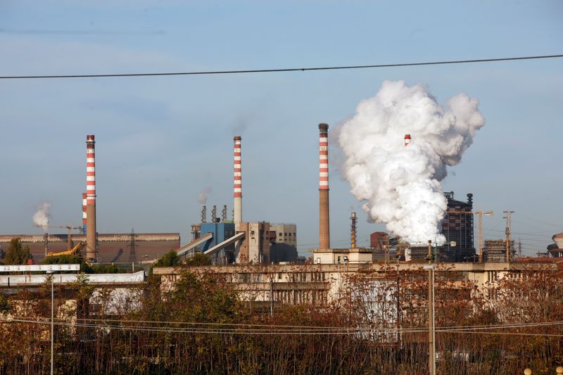 &copy; Reuters. Fumo esce dalle ciminiere dell'impianto siderurgico Ilva di Taranto, Italia, 11 novembre 2019. REUTERS/Ciro De Luca
