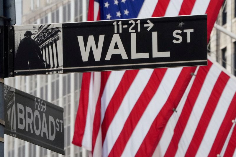 © Reuters. FILE PHOTO: The Wall Street sign is pictured at the New York Stock exchange (NYSE) in the Manhattan borough of New York City, New York, U.S., March 9, 2020. REUTERS/Carlo Allegri/File Photo