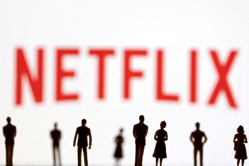 &copy; Reuters. FILE PHOTO: Toy figures of people are seen in front of the displayed Netflix logo, in this illustration taken January 20, 2022. REUTERS/Dado Ruvic/Illustration/File Photo