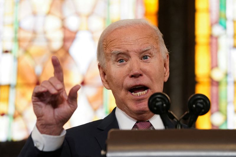 © Reuters. U.S. President Joe Biden gestures as he delivers a speech during a campaign event at the Mother Emanuel AME Church, the site of the 2015 mass shooting, in Charleston, South Carolina, U.S., January 8, 2024. REUTERS/Kevin Lamarque
