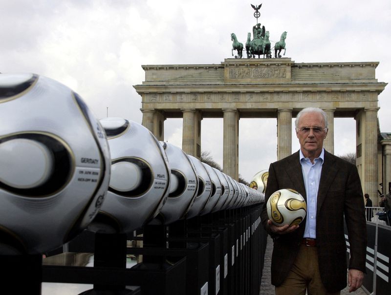 © Reuters. Foto de archivo de Franz Beckenbauer posando en Berlín antes del Mundial de Alemania 2006 
April 18, 2006. REUTERS/Tobias Schwarz/
