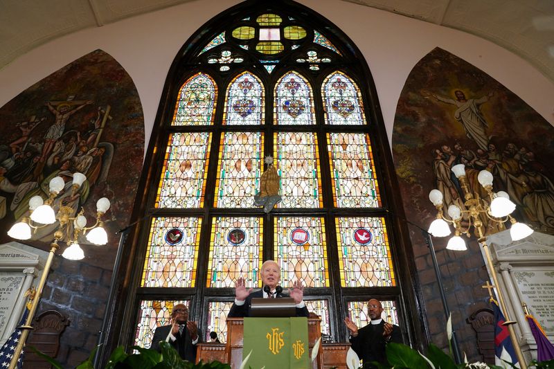 &copy; Reuters. الرئيس الأمريكي جو بايدن خلال إلقاء خطاب في إحدى كنائس تشارلستون في ولاية ساوث كارولاينا الأمريكية في صورة التقطت يوم الاثنين. تصوير: كيفن ل