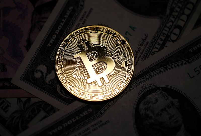 &copy; Reuters. FILE PHOTO: A Bitcoin and Dollar notes are seen in this illustration picture taken September 27, 2017.  REUTERS/Dado Ruvic/Illustration