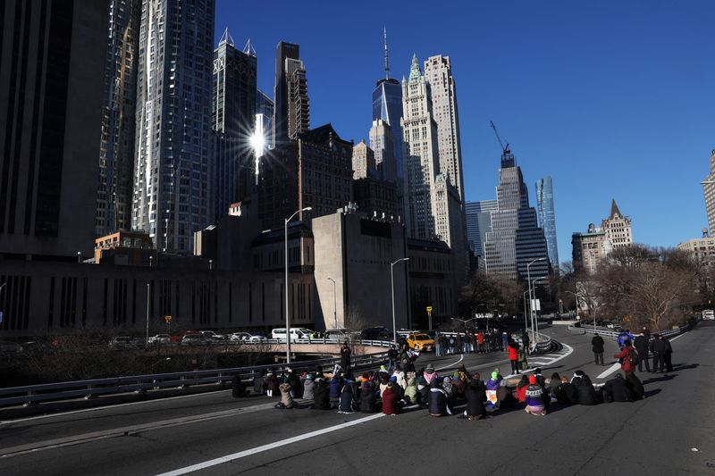 © Reuters. Pro-Palestinian demonstrators block a Brooklyn Bridge roadway during a 'Shut it Down for Palestine' protest in New York City, U.S., January 8, 2024.  REUTERS/Shannon Stapleton