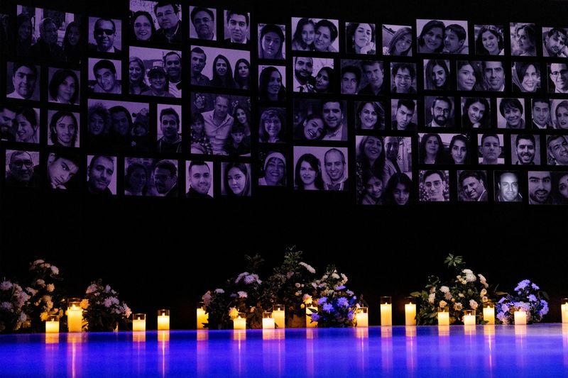 &copy; Reuters. صور ضحايا حادث طائرة بوينج 737 التي أسقطها الحرس الثوري الإيراني بالقرب من طهران معروضة على مسرح في الذكرى السنوية الثالثة للحادث في تورونتو 