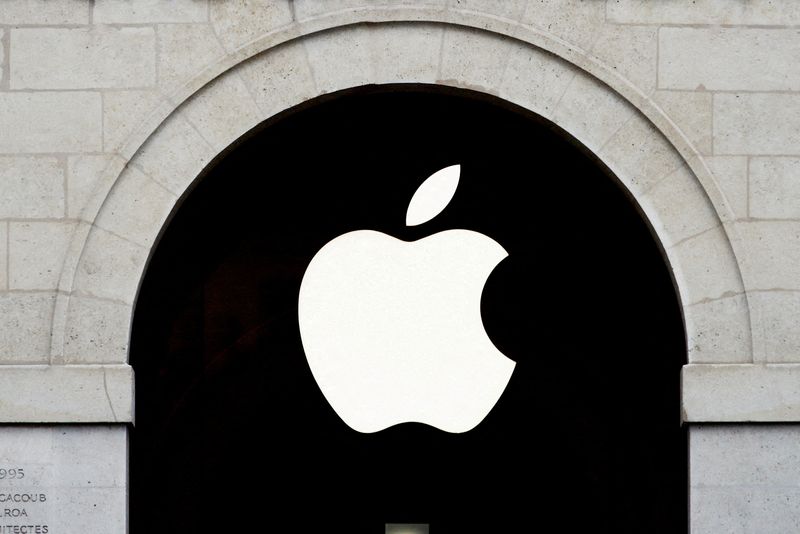 &copy; Reuters. Logo da Apple em Apple Store de Paris, França
15/7/2020 REUTERS/Gonzalo Fuentes/Arquivo
