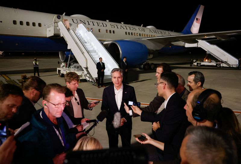© Reuters. وزير الخارجية الأمريكي أنتوني بلينكن خلال حديثه إلى ممثلي وسائل الإعلام في صورة التقطت في مطار العلا بالسعودية يوم الاثنين. صورة لرويترز من ممثل لوكالات الأنباء.