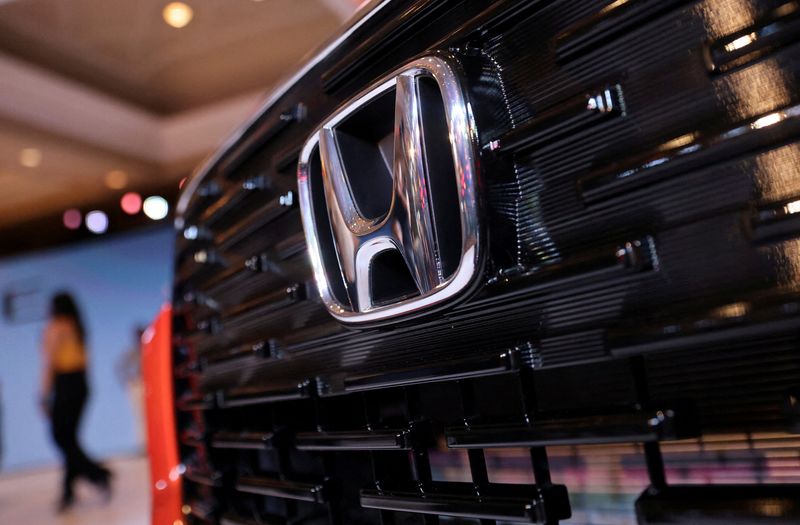 © Reuters. FILE PHOTO: Honda's logo is seen on the front grill of the new SUV Elevate, during its world premiere, at an event in New Delhi, India, June 6, 2023. REUTERS/Anushree Fadnavis/File Photo