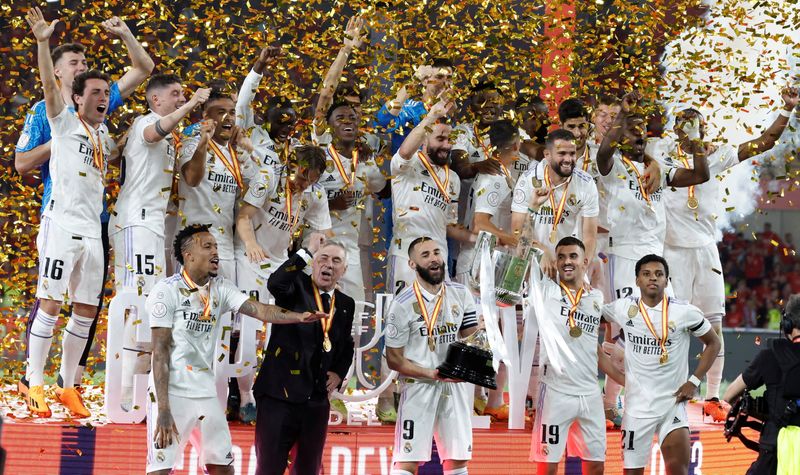 &copy; Reuters. May 7, 2023 
Foto de archivo del platel del Real Madrid celebrando tras ganar la Copa del Rey ante Osasuna
REUTERS/Jon Nazca/