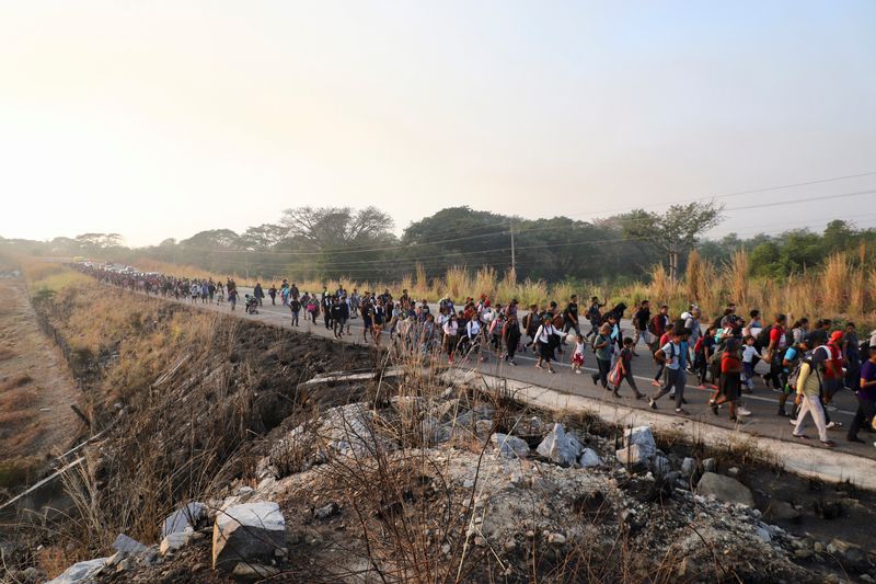 &copy; Reuters. Migrantes caminan en una caravana en su intento por llegar a la frontera con Estados Unidos, en Arriaga, estado de Chiapas, México 8 de enero de 2024. REUTERS/Jacob Garcia