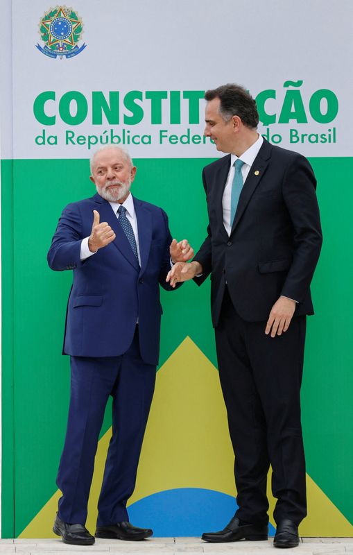 © Reuters. Lula e Pacheco posam em frente a réplica da Constituição em frente ao Congresso Nacional
08/01/2024
REUTERS/Adriano Machado