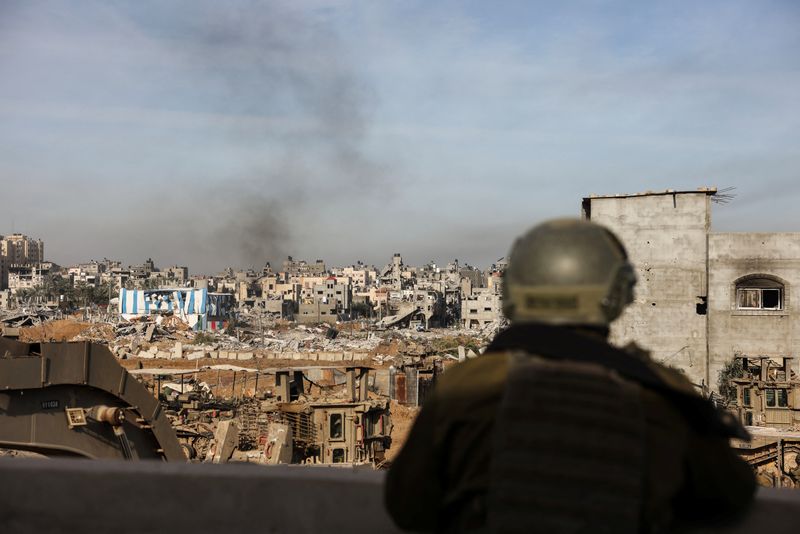 © Reuters. An Israeli soldier operates, amid the ongoing conflict between Israel and the Palestinian Islamist group Hamas, in Gaza, January 8, 2024. REUTERS/Ronen Zvulun 