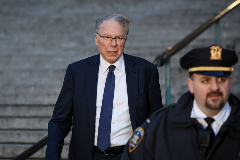 © Reuters. Wayne LaPierre, former CEO of the National Rifle Association (NRA), exits New York State Supreme Court Building in New York City, U.S., January 8, 2024. REUTERS/Brendan McDermid