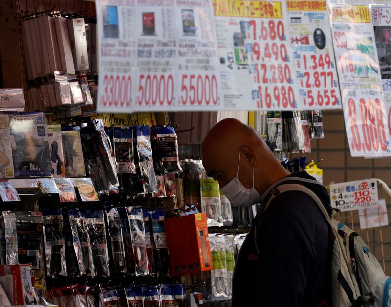 &copy; Reuters. A man chooses electronic parts at a shop at Akihabara district in Tokyo, Japan October 28, 2022. REUTERS/Kim Kyung-Hoon/File Photo