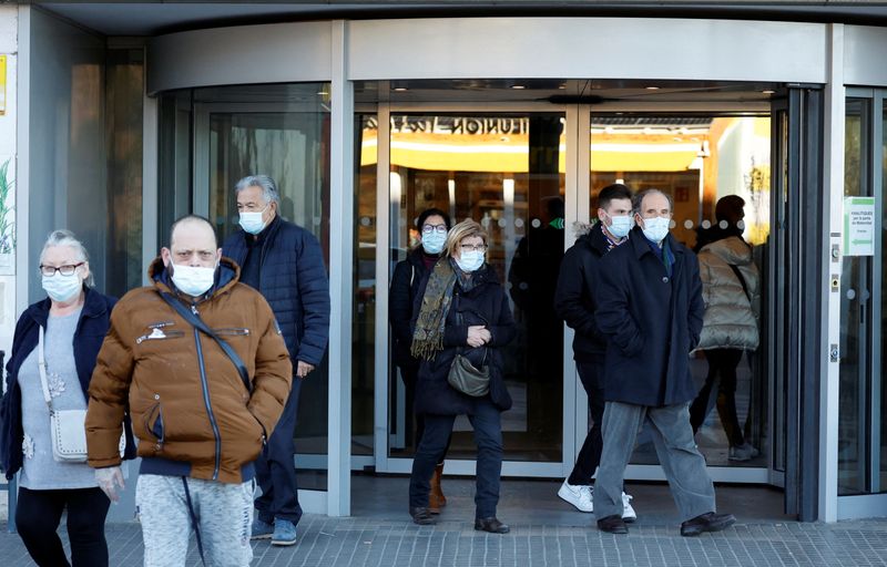 &copy; Reuters. 　１月８日、欧州全土で季節性インフルエンザと新型コロナウイルスの感染が広がる中、スペイン政府は、病院でのマスク着用を全国で義務付けることを提案した。スペイン・バダロナの病