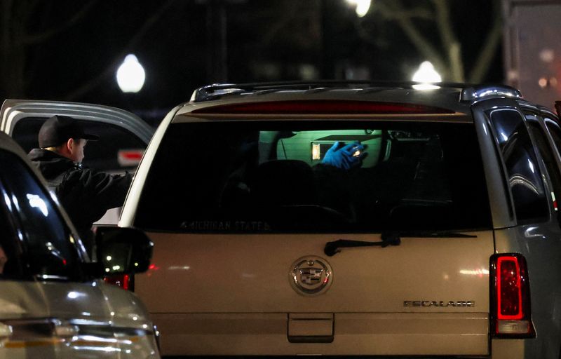 © Reuters. أحد عناصر جهاز الخدمة السرية الأمريكي يفحص سيارة عقب اصطدامها بالبوابة الخارجية لمجمع البيت الأبيض في واشنطن يوم الاثنين . تصوير : ليا ميليس - رويترز .  