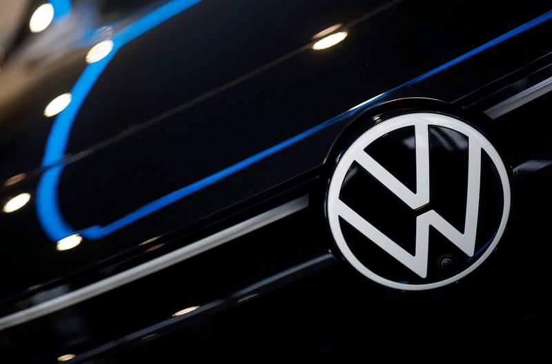 &copy; Reuters. شعار فولكس فاجن على سيارة كهربائية من إنتاج الشركة داخل معرض للسيارات بالقرب من نانت بفرنسا في يوم 13 نوفمبر تشرين الثاني 2023 . تصوير : ستيفان م