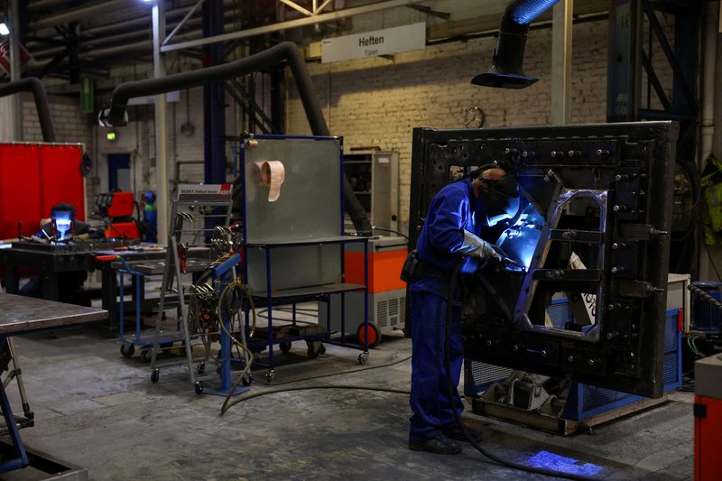 &copy; Reuters. Un homme travaille dans une usine à Kassel, en Allemagne. /Photo prise le 25 juillet 2023/REUTERS/Kai Pfaffenbach