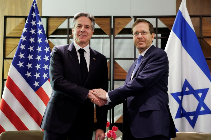 &copy; Reuters. El secretario de Estado estadounidense Antony Blinken se reúne con el presidente de Israel Isaac Herzog, durante su viaje de una semana destinado a calmar las tensiones en Oriente Próximo, en el Hotel David Kempinski, en Tel Aviv, Israel. 9 de enero de 