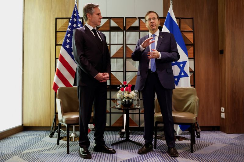 &copy; Reuters. Il segretario di Stato statunitense Antony Blinken in un incontro con il presidente israeliano Isaac Herzog a Tel Aviv. REUTERS/Evelyn Hockstein