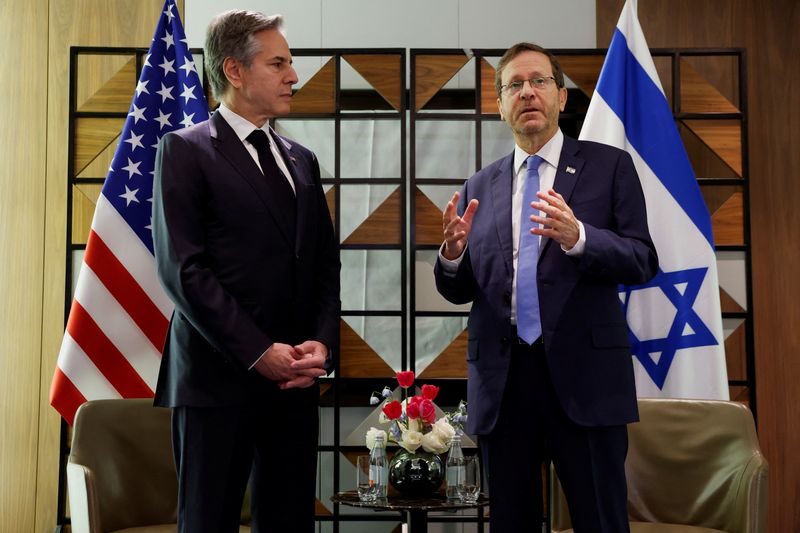 © Reuters. وزير الخارجية الأمريكي أنتوني بلينكن يلتقي بالرئيس الإسرائيلي إسحق هرتسوج في تل أبيب يوم الثلاثاء. صورة لرويترز من ممثل لوكالات الأنباء.