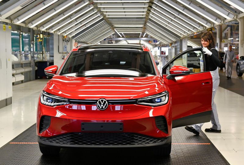 &copy; Reuters. FILE PHOTO: A technician works on the final inspection of an electric Volkswagen ID. 4 car model at the production plant of the Volkswagen Group in Zwickau, Germany, April 26, 2022. REUTERS/Matthias Rietschel/File Photo