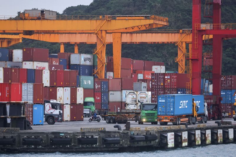 &copy; Reuters.  １月９日、台湾財政部が発表した昨年１２月の輸出は前年同月比１１．８％増の３９９億４０００万ドルと、予想を上回った。基隆の港で２０２２年１月撮影（２０２４年　ロイター/Ann Wan