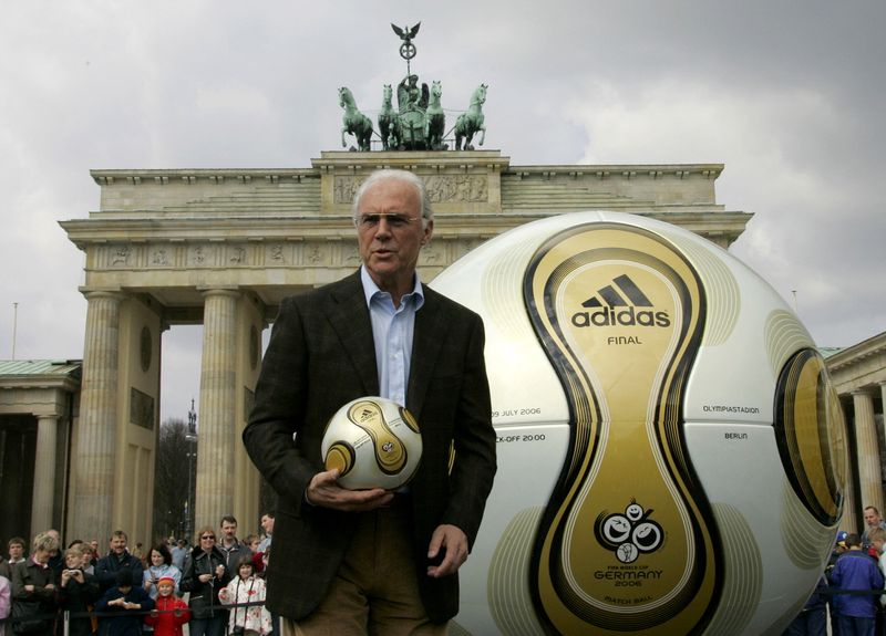 &copy; Reuters. أسطورة كرة القدم الألمانية فرانز بكنباور الراحل في برلين بصورة من أرشيف رويترز.
