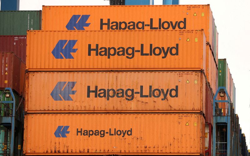 &copy; Reuters. Des conteneurs sur un navire Hapag-Lloyd à Hambourg, en Allemagne. /Photo prise le 31 mars 2023/REUTERS/Phil Noble//Photo d'archives