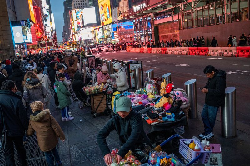 &copy; Reuters. FILE PHOTO: People display merchandise for pedestrians around Times Square, in New York, U.S., December 25, 2023. REUTERS/Eduardo Munoz/File Photo