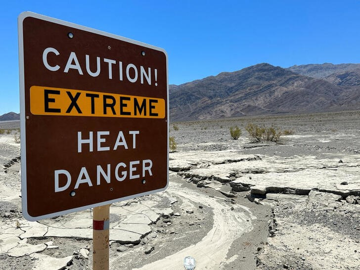 &copy; Reuters. Imagen de archivo de un cartel advirtiendo del calor extremo en el Valle de la Muerte, California, EEUU. 15 julio 2023. REUTERS/Jorge García