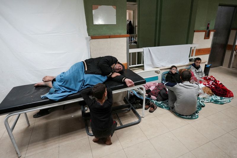 © Reuters. FOTO DE ARCHIVO: Palestinos desplazados se refugian en el hospital Shuhada Al-Aqsa, en medio del actual conflicto entre Israel y Hamás, en Deir Al-Balah, en el centro de la Franja de Gaza. 3 de enero, 2024. REUTERS/Mohammed Al-Masri/Archivo