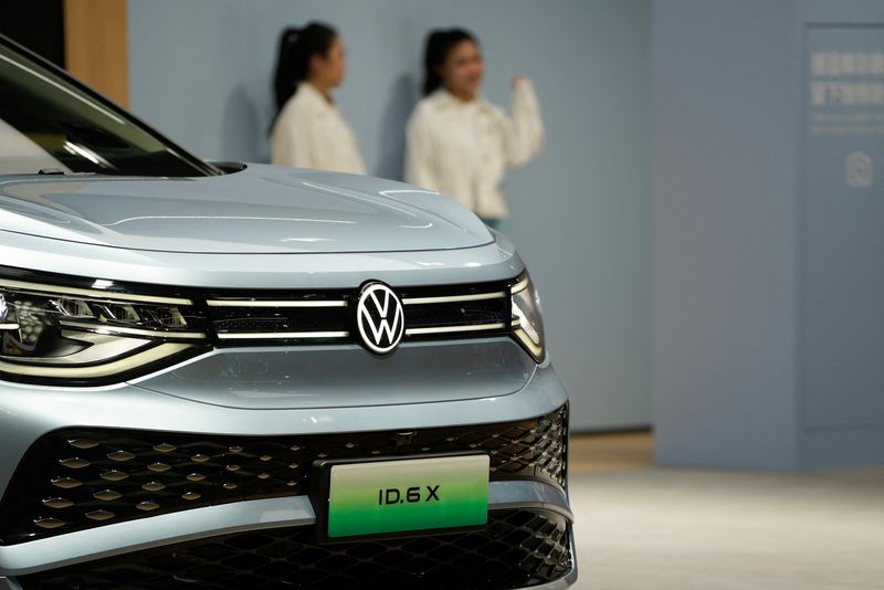 &copy; Reuters. FILE PHOTO: A Volkswagen ID.6 X is displayed at the Auto Shanghai show, in Shanghai, China April 18, 2023. REUTERS/Aly Song/File Photo