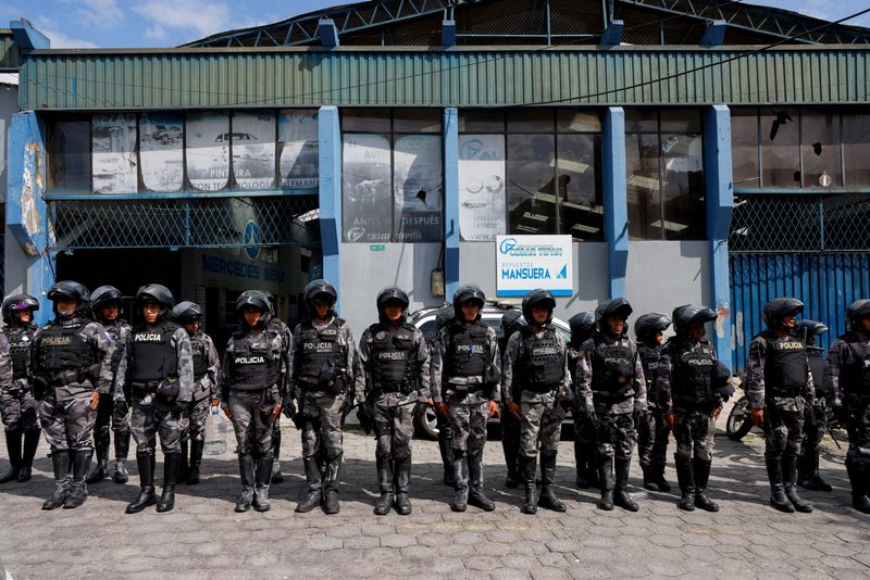 &copy; Reuters. FILE PHOTO: Police officers stand in formation outside El Inca prison after a security operation due to riots, following the disappearance of Jose Adolfo Macias, alias 'Fito', leader of the Los Choneros criminal group, in Quito, Ecuador, January 8, 2024. 