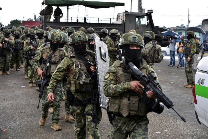 &copy; Reuters. Soldados ecuatorianos llegan para una inspección a la prisión Zonal 8, en Guayaquil, Ecuador. 7 enero 2024. REUTERS/Vicente Gaibor del Pino