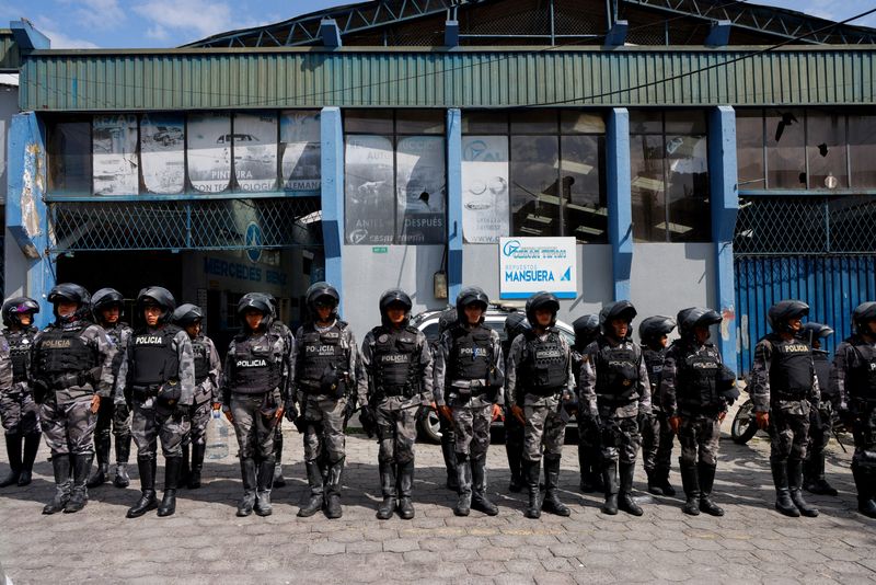 &copy; Reuters. Policiais diante da penitenciária El Inca em Quito
 8/1/2024   REUTERS/Karen Toro