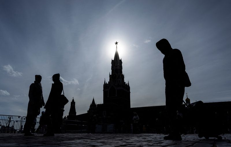© Reuters. FILE PHOTO: People walk in Red Square on a sunny autumn day in Moscow, Russia October 11, 2023. REUTERS/Maxim Shemetov