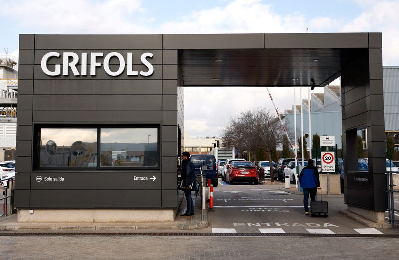 © Reuters. FILE PHOTO: The logo of the Spanish pharmaceuticals company Grifols is pictured on theirs facilities in Parets del Valles, north of Barcelona, Spain, January 9, 2024. REUTERS/Albert Gea/File Photo