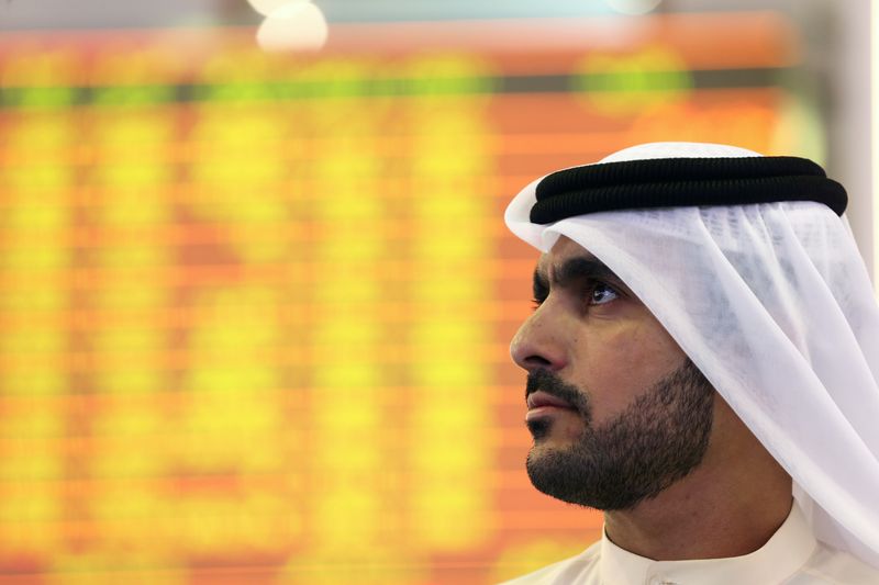 &copy; Reuters. مستثمر يتابع شاشة تعرض بيانات لمؤشرات الأسهم في بورصة دبي بصورة من أرشيف رويترز.