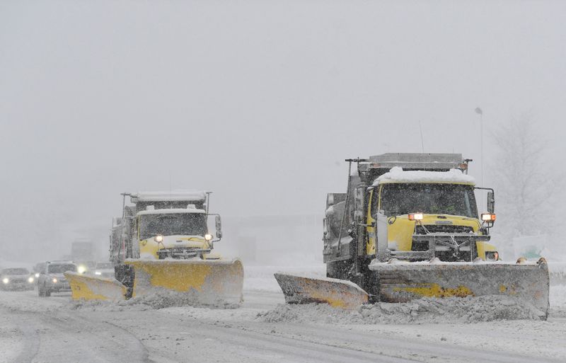 &copy; Reuters. FOTO DE ARCHIVO: Quitanieves despejan la carretera a lo largo de la autopista Massachusetts Turnpike durante la primera tormenta de invierno de 2024 que se espera que traiga fuertes nevadas en todo el noreste del país, en Worcester, Massachusetts, Estado